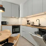 Stylish In A Modern Development Parking & Balcony By Renters Appartement *
