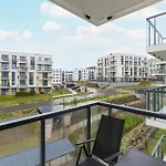 Stylish In A Modern Development Parking & Balcony By Renters Appartement