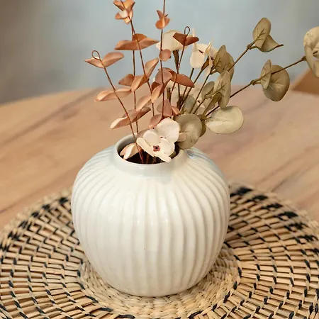 Stylish In A Modern Development Parking & Balcony By Renters Apartment *