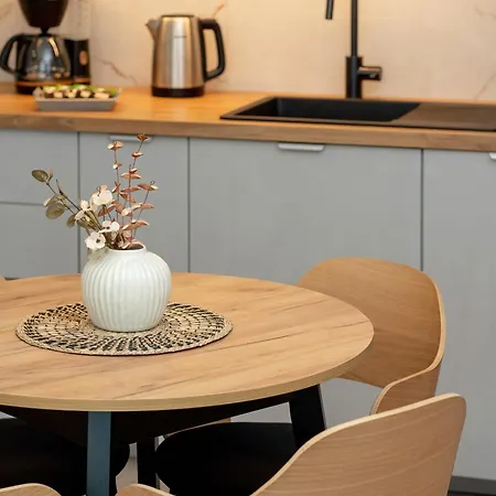 Stylish In A Modern Development Parking & Balcony By Renters