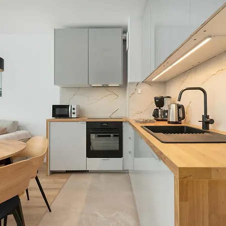 Stylish In A Modern Development Parking & Balcony By Renters * Danzig