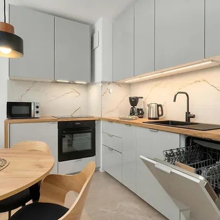 Stylish In A Modern Development Parking & Balcony By Renters Apartment *