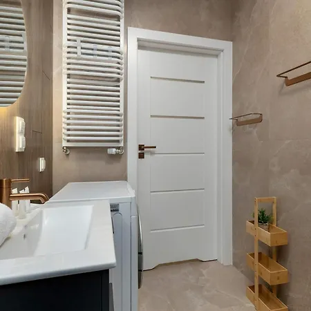 Stylish In A Modern Development Parking & Balcony By Renters *