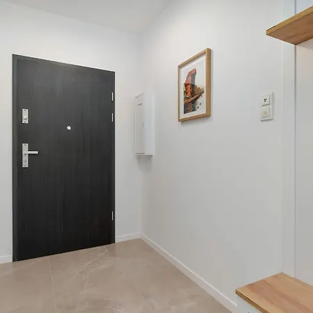 Stylish In A Modern Development Parking & Balcony By Renters Apartment *