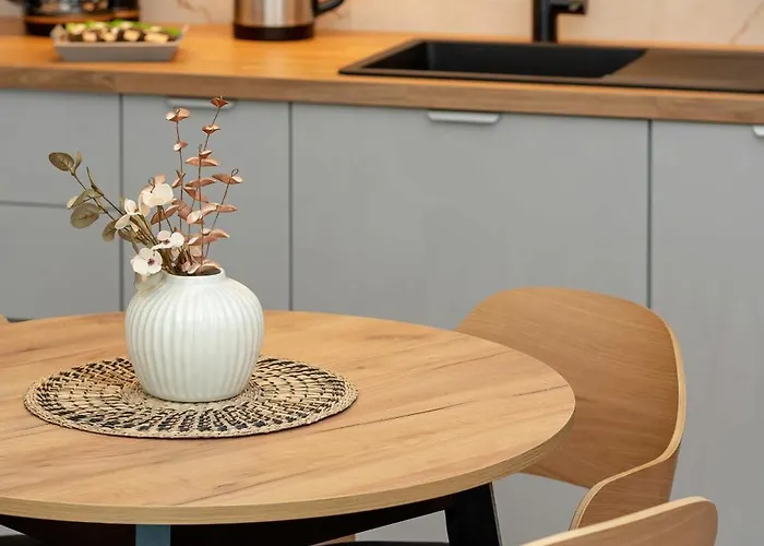 Stylish In A Modern Development Parking & Balcony By Renters