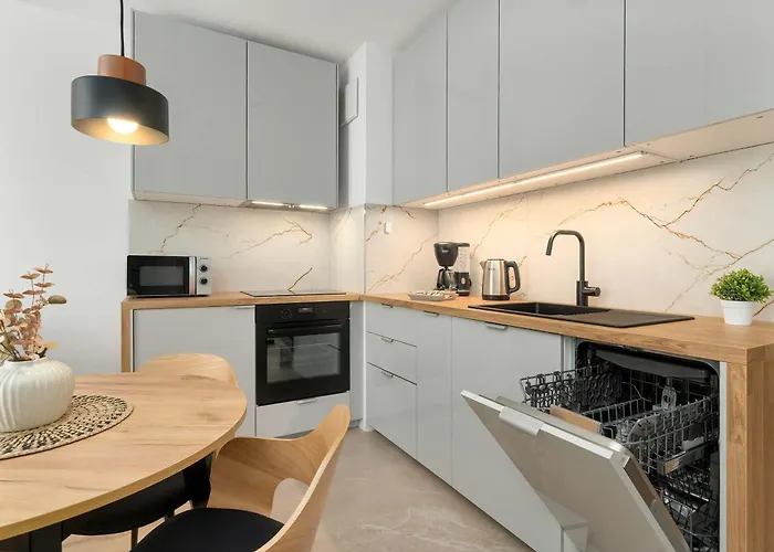 Stylish In A Modern Development Parking & Balcony By Renters Appartement *
