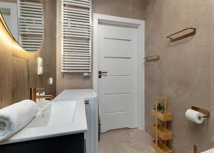 Stylish In A Modern Development Parking & Balcony By Renters *